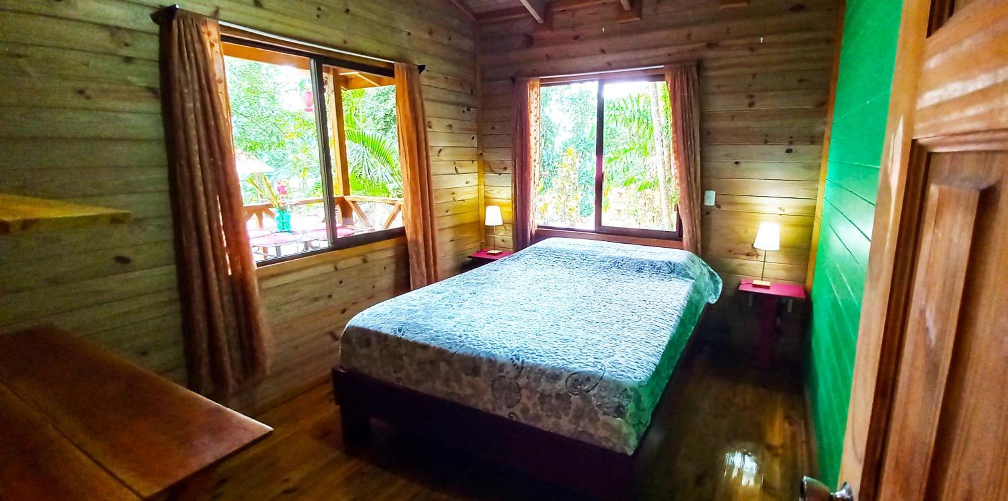 Cabinas Costa Tropicana *